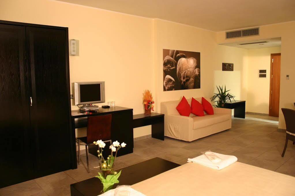 Hotel Le Sorgenti โปโปลิ ภายนอก รูปภาพ